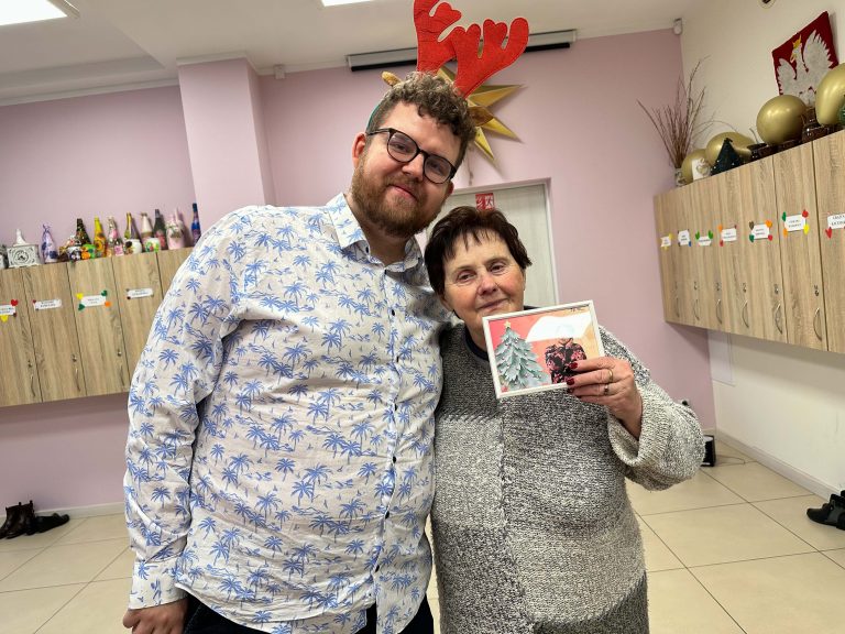 Wręczenie personalizowanych prezentów dla seniorów – efekty sesji!