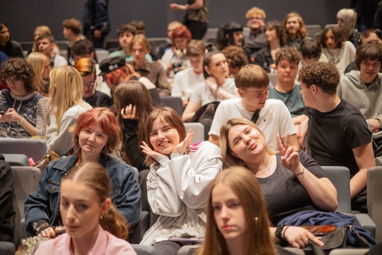„Czy to M…?” – spektakl upiększony pracami uczniów Technikum Kreatywnego